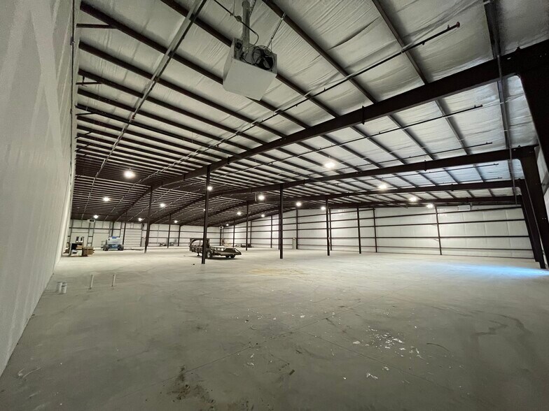More Photos Of 20500 W 185th Ter, Spring Hill Warehouse For Lease