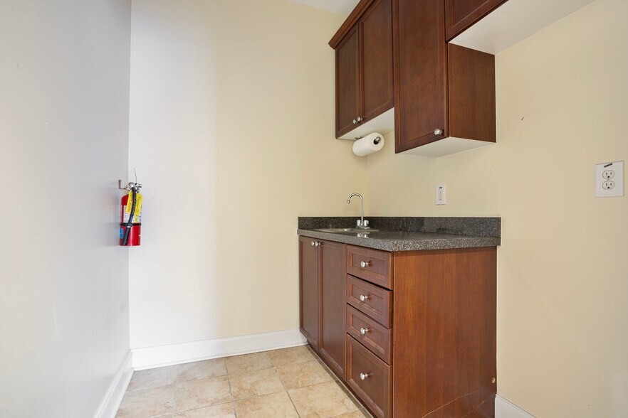 More Photos Of 200-204 River Park North Dr, Woodstock Medical For Sale