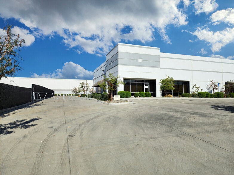Primary Photo Of 19237 Flightpath Way, Bakersfield Warehouse For Lease