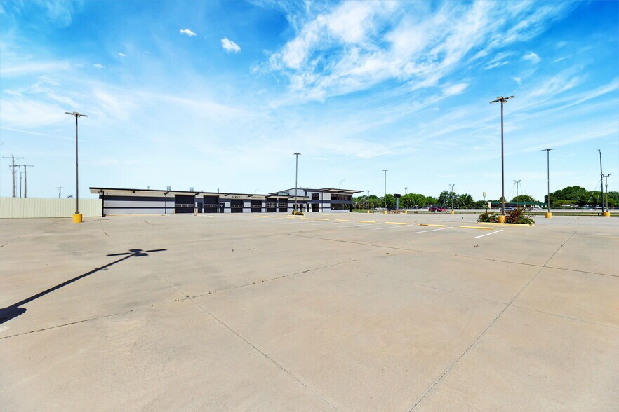 More Photos Of 11209 W Kellogg, Wichita Auto Dealership For Sale