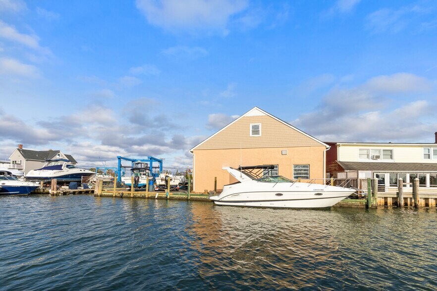 More Photos Of Suffolk County, Bay Shore Marina For Sale