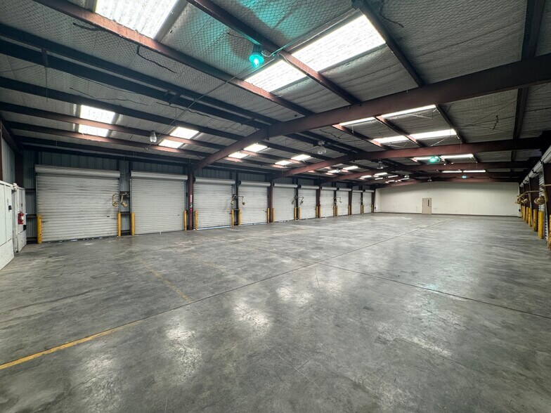More Photos Of 7900 Greenwood Rd, Shreveport Warehouse For Lease