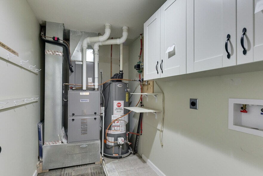 More Photos Of 250 Broad St, Greenwood Showroom For Sale