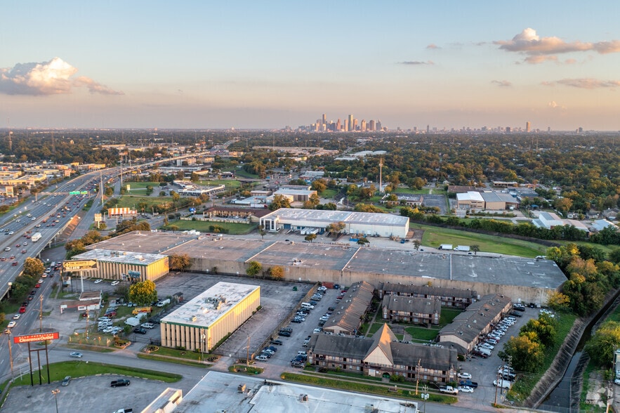 More Photos Of 4555 Airline Dr, Houston Warehouse For Lease