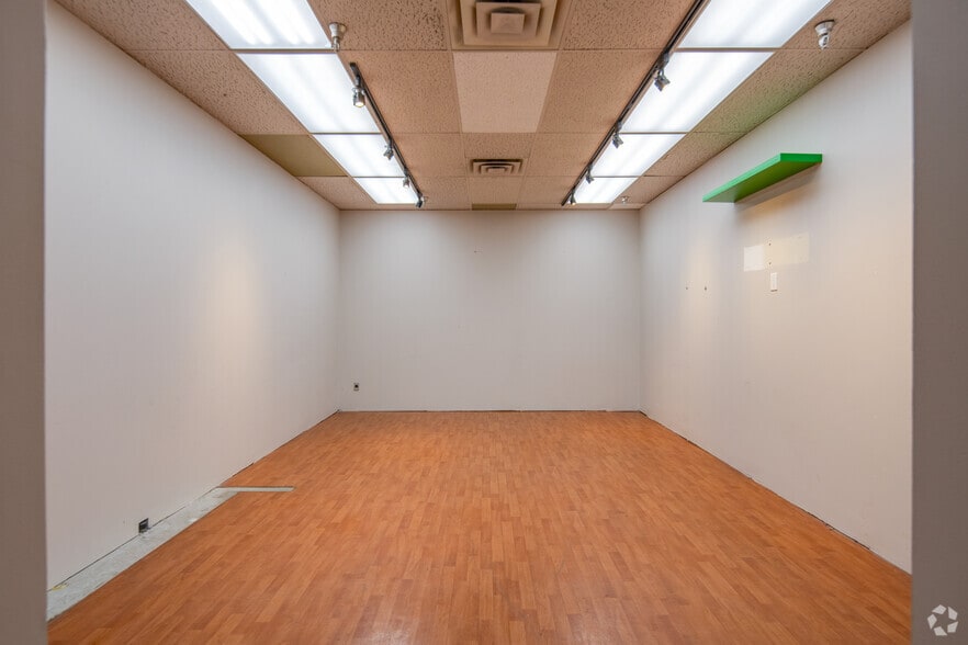 More Photos Of 1601-1715 152 St, Surrey Storefront Retail Office For Lease