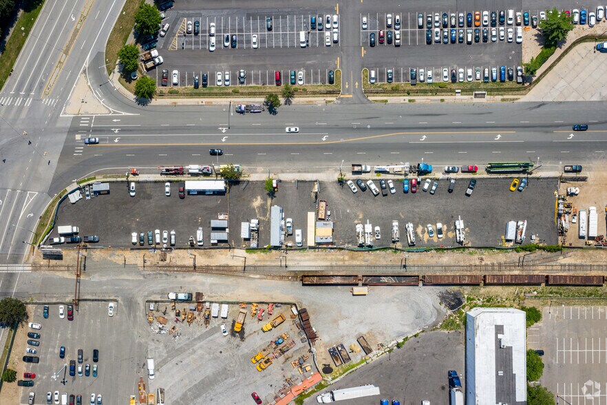 More Photos Of 99 Commercial Ave, Garden City Land For Lease