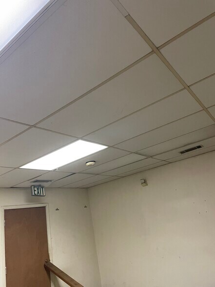 More Photos Of 1063 E Parkway South, Memphis Flex For Sale