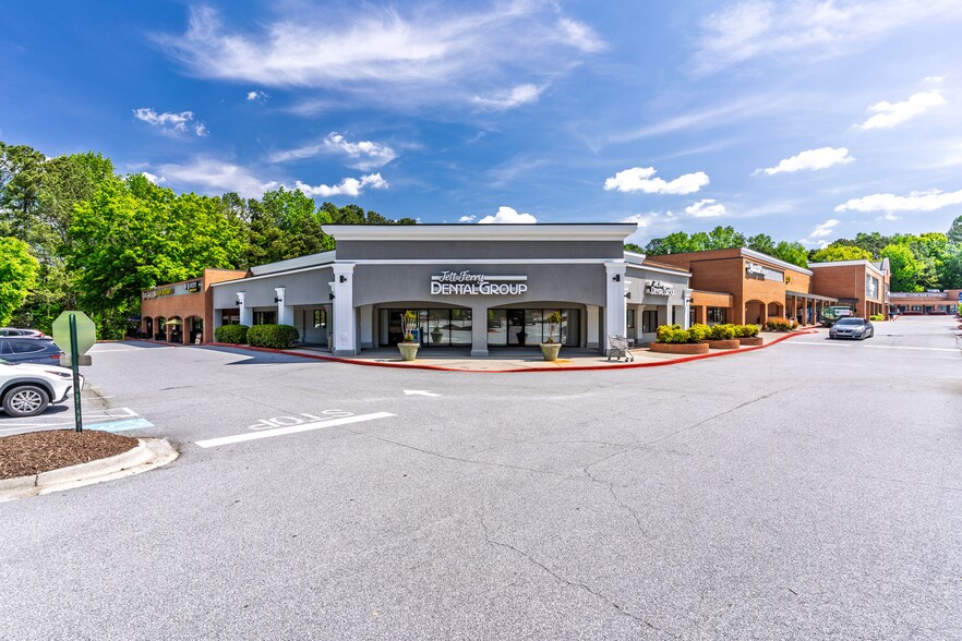 More Photos Of 2090 Dunwoody Club Dr, Atlanta General Retail For Lease