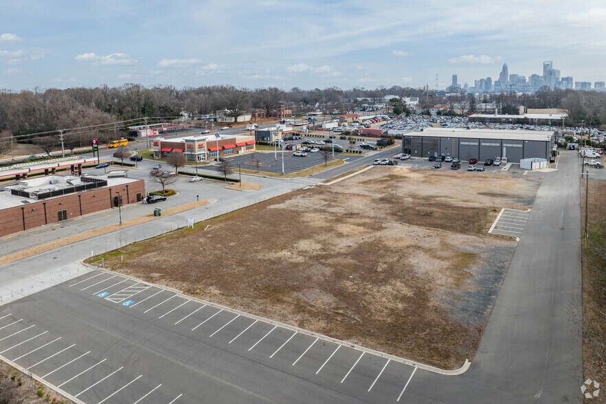 More Photos Of 3013 Wilkinson Blvd, Charlotte Showroom For Lease