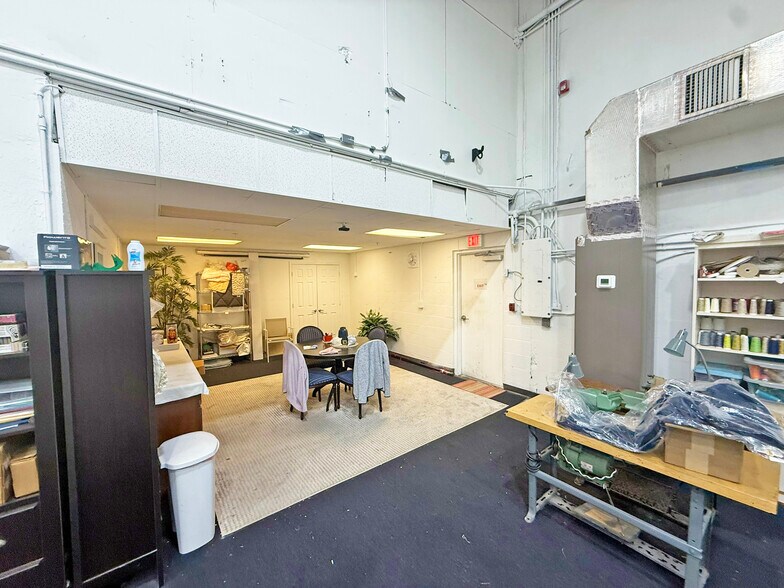 More Photos Of 2075 47th St, Sarasota Warehouse For Lease