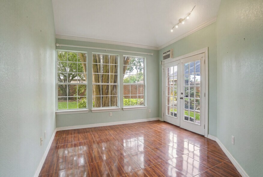 More Photos Of 13700 Lakewood Forest Dr, Houston Office For Sale