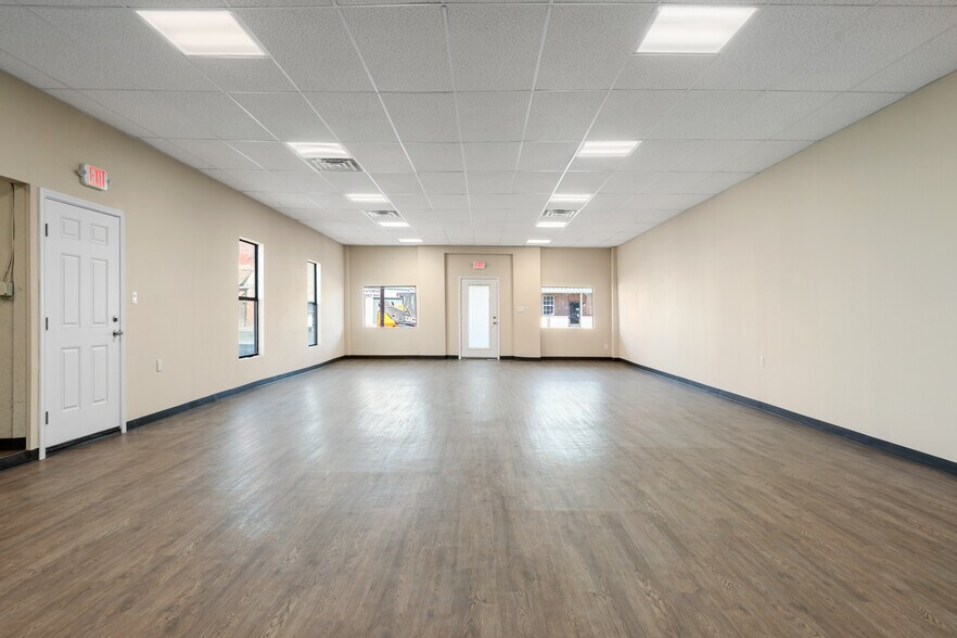 More Photos Of 109 W Main St, Itasca Storefront For Lease