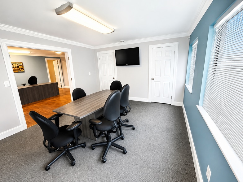 More Photos Of 1097 S Lapeer Rd, Oxford Office For Lease