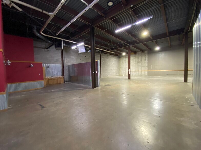 More Photos Of 2887 N College Ave, Fayetteville Warehouse For Lease