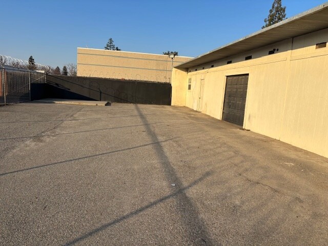 More Photos Of 4632 District Blvd, Bakersfield Showroom For Lease