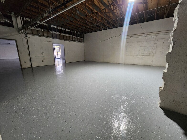 More Photos Of 284 S Center St, Pierson Auto Repair For Lease