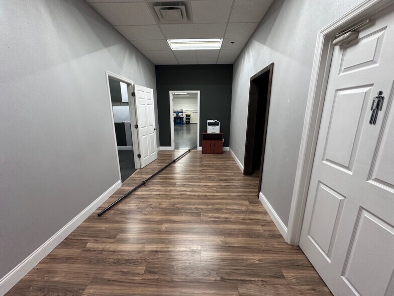 More Photos Of 6600-6626 Kingspointe Pky, Orlando Distribution For Lease