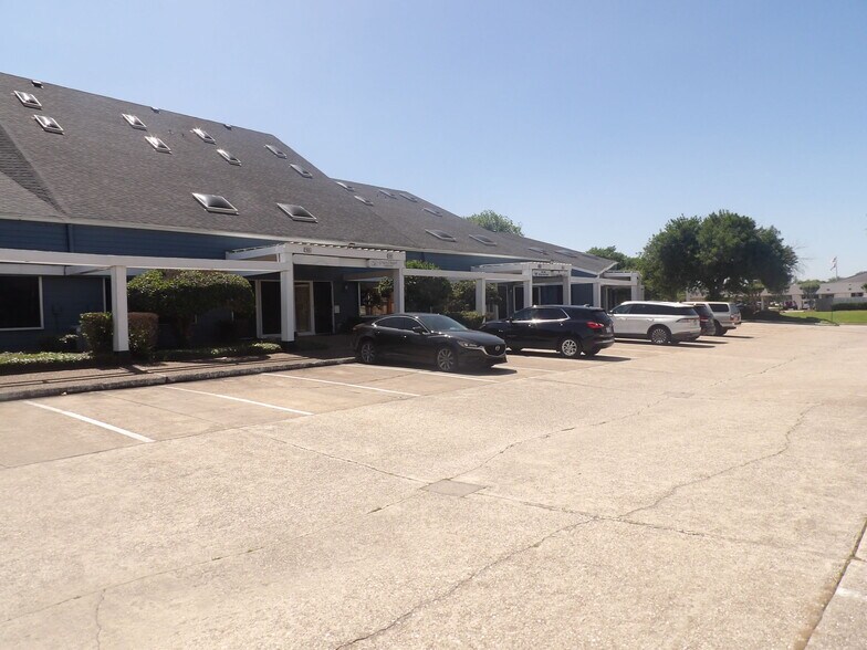 More Photos Of 17300 Saturn Ln, Houston Medical For Lease