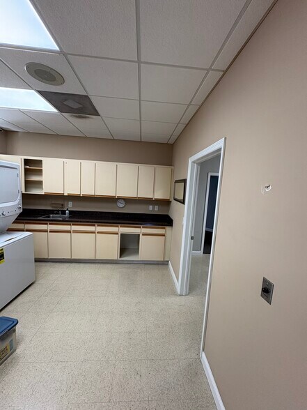 More Photos Of 9066 Cypress Green Dr, Jacksonville Medical For Lease