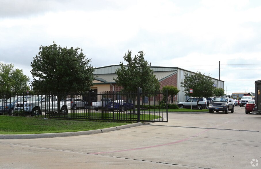 More Photos Of 13018 Brittmoore Park Dr, Houston Warehouse For Lease