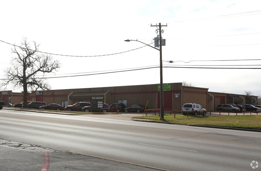 More Photos Of 1846 W Division St, Arlington Unknown For Lease