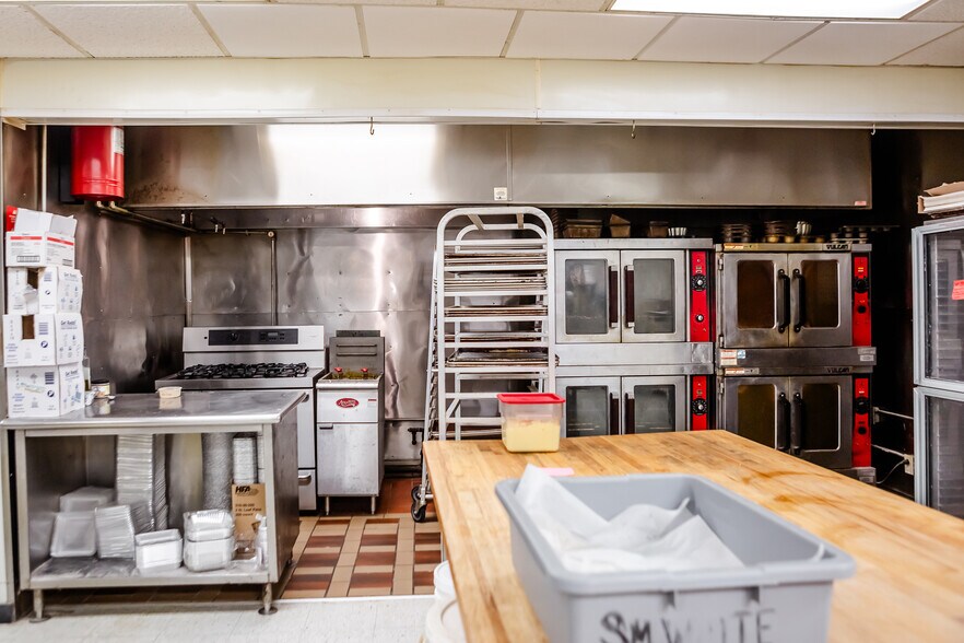 More Photos Of 2015 N Missouri St, Macon Restaurant For Sale