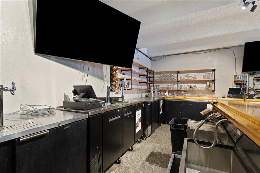 More Photos Of 122 W 6th St, Cheyenne Flex For Sale