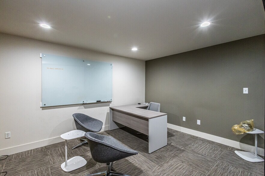 More Photos Of 302 Crossroads St, Laredo Office For Lease