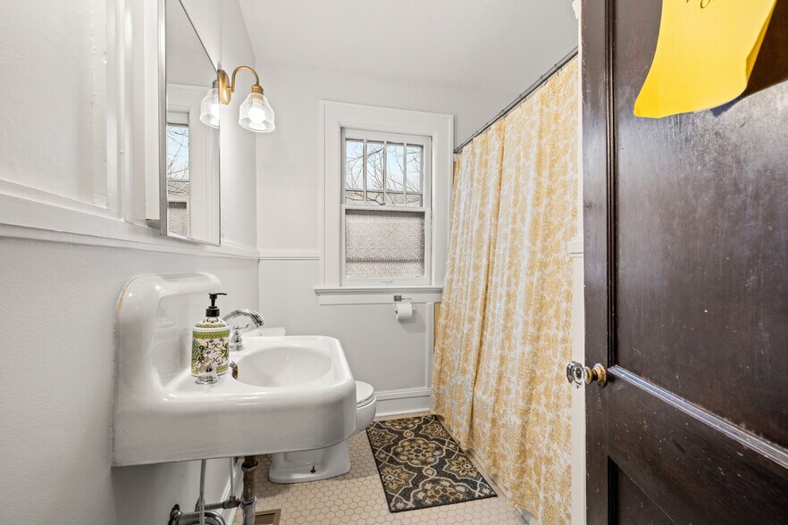 More Photos Of 520 E Maxwell St, Lexington Office For Sale