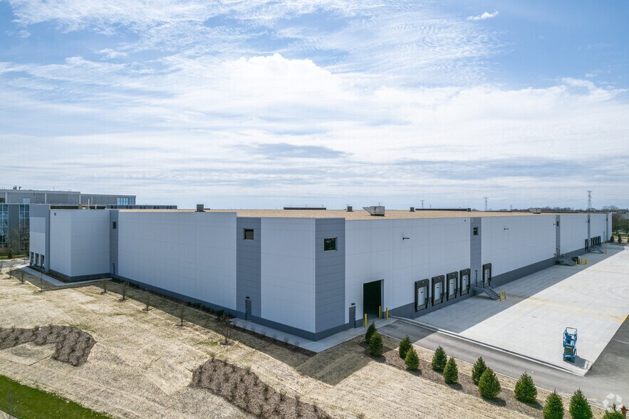 More Photos Of 925 Enterprise St, Aurora Distribution For Lease