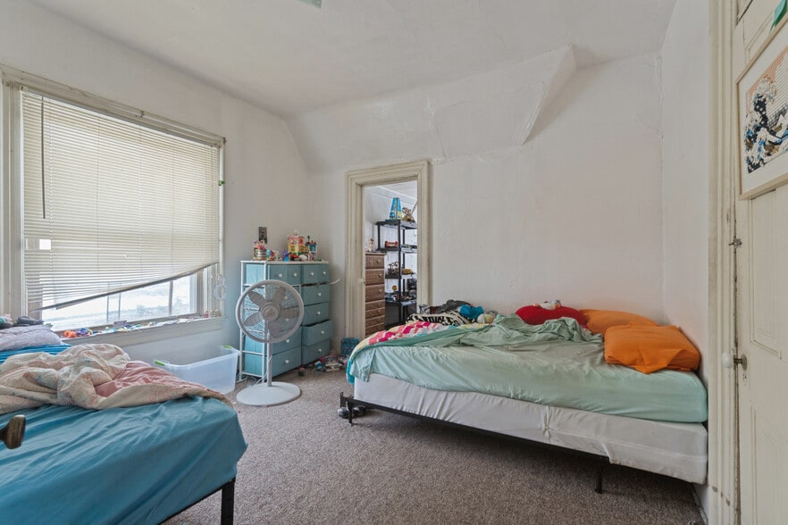 More Photos Of 431 6th Ave S, Clinton Apartments For Sale
