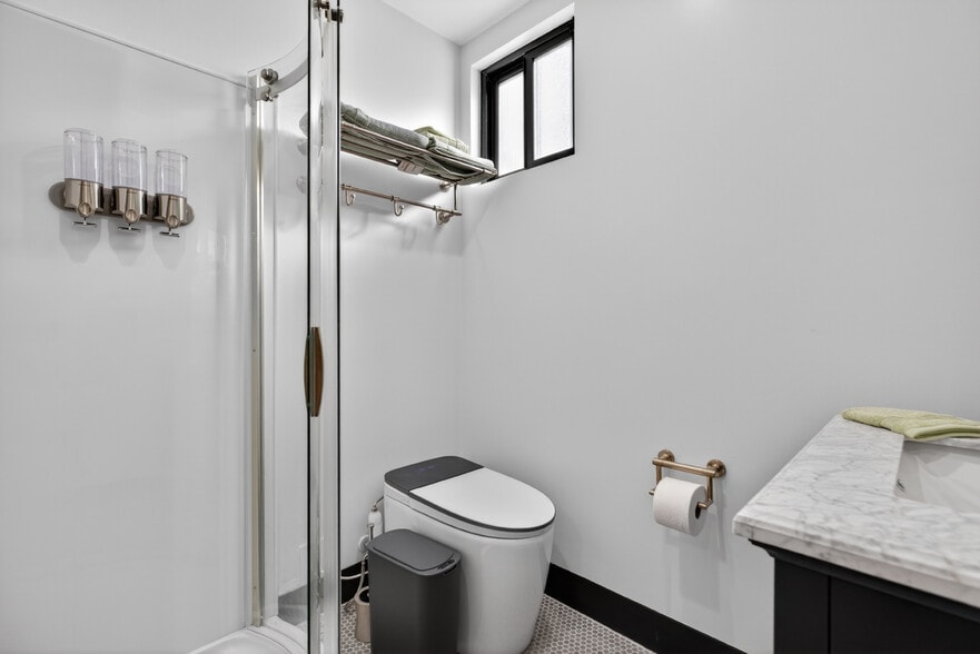More Photos Of 703 S Main St, Burbank Showroom For Sale