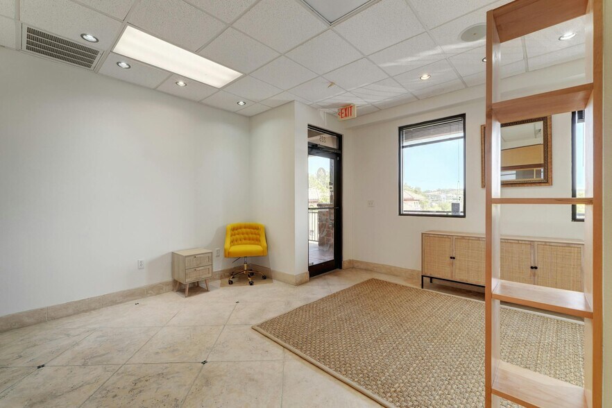 More Photos Of 4300 N Quinlan Park Rd, Austin Unknown For Lease