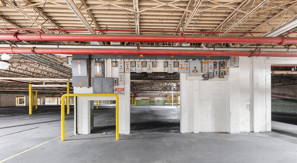 More Photos Of 312 S 14th Ave, Humboldt Manufacturing For Sale