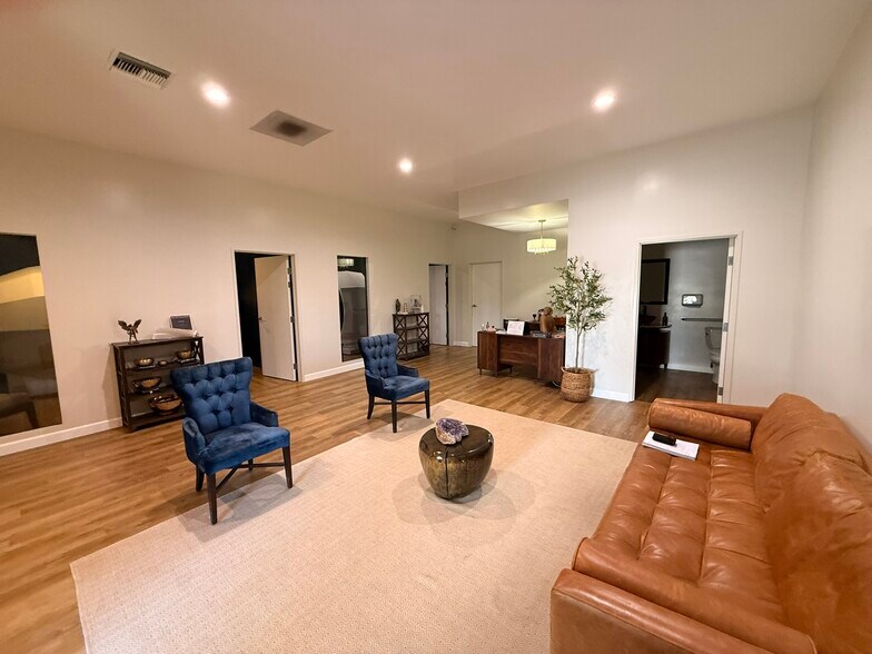 Primary Photo Of 27734 Avenue Scott, Valencia Service For Lease