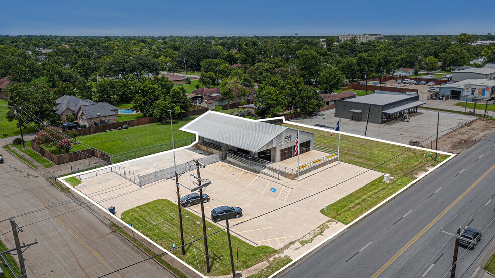 More Photos Of 110 N Walker St, Angleton Warehouse For Lease