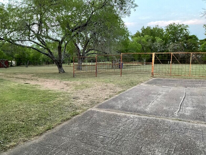 More Photos Of 1310 W Grand Ave, Yoakum Veterinarian Kennel For Sale