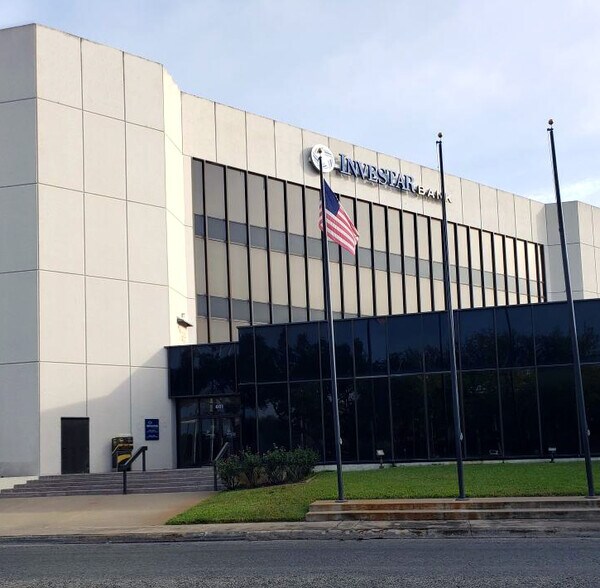 More Photos Of 601 E Main St, Alice Office For Lease