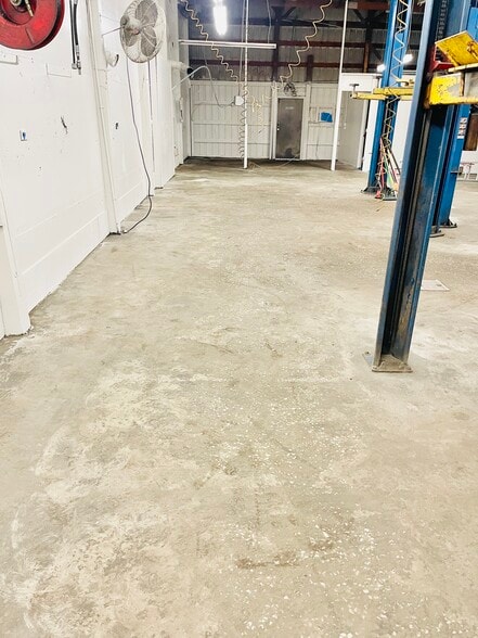 More Photos Of 1478 HWY 17 North, Mt Pleasant, SC 29464, Mount Pleasant Auto Repair For Lease