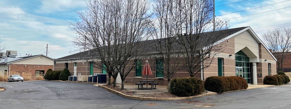 More Photos Of 11653 Gravois Rd, Saint Louis Freestanding For Sale