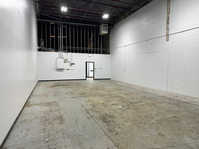 More Photos Of 3420 12th St NE, Calgary Warehouse For Lease