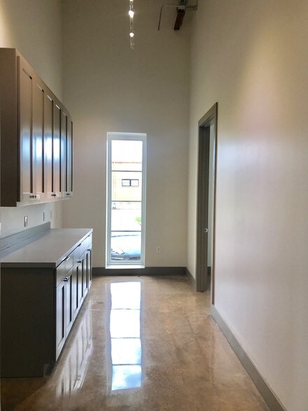 More Photos Of 9140 Premier Row, Dallas Distribution For Sale