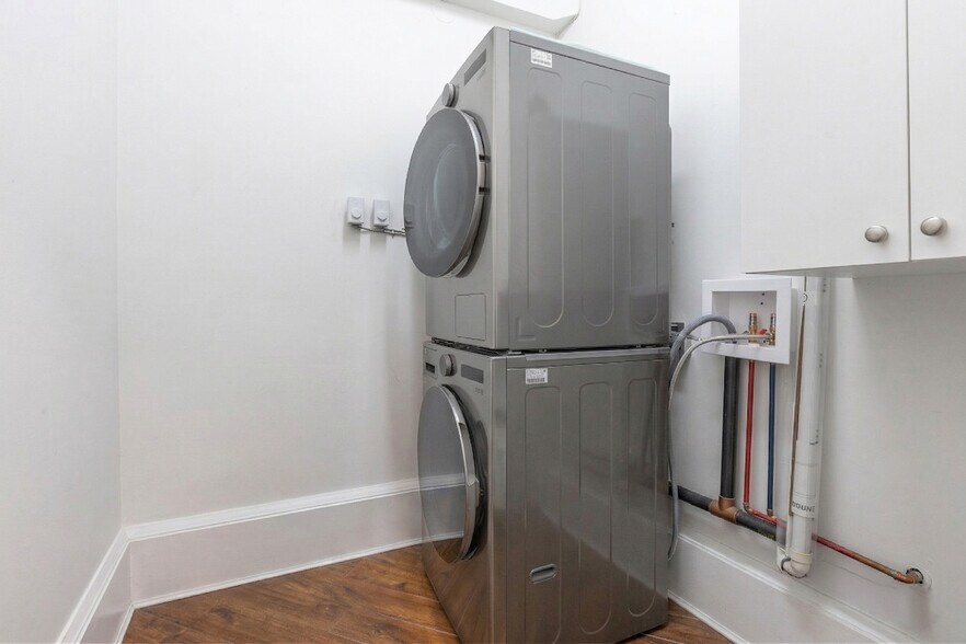 More Photos Of 12185 Beecher St, Surrey Storefront For Sale