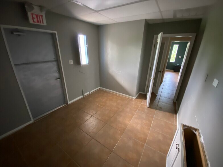 More Photos Of 12820 Kenwood Ln, Fort Myers Medical For Lease