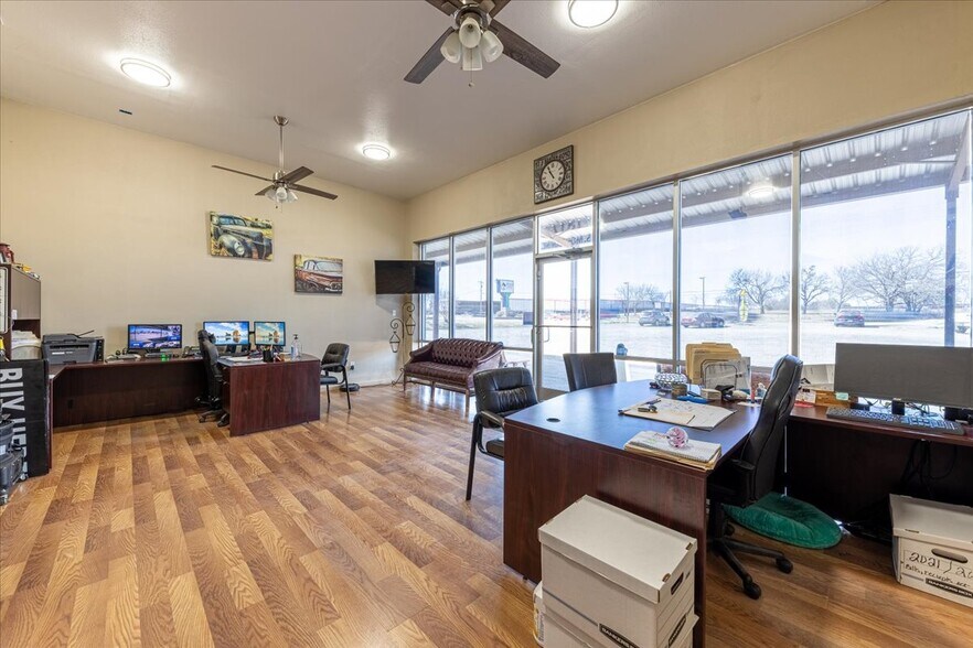 More Photos Of 1817 S Morgan St, Granbury Auto Dealership For Sale