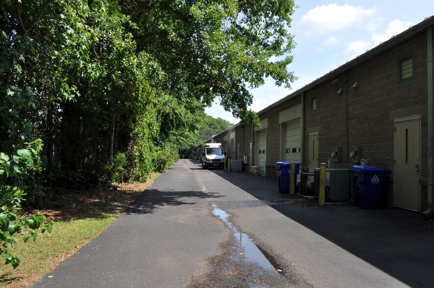 More Photos Of 612 Johnnie Dodds Blvd, Mount Pleasant Showroom For Lease