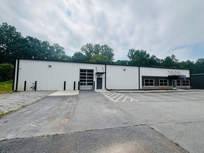 More Photos Of 131 Parkwood Cir, Carrollton General Retail For Lease