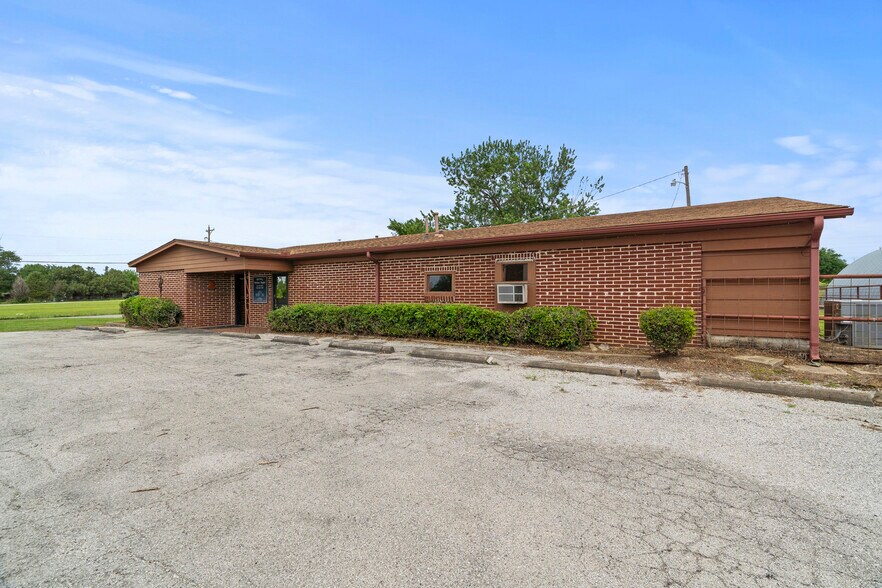 More Photos Of 1404 S B St, Henryetta Veterinarian Kennel For Sale