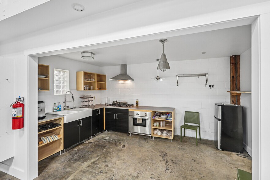 More Photos Of 3235 Macarthur Blvd, Oakland Warehouse For Sale