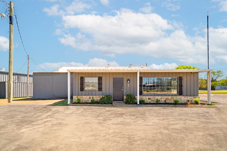 More Photos Of 118 Industrial Blvd, Kilgore Flex For Lease